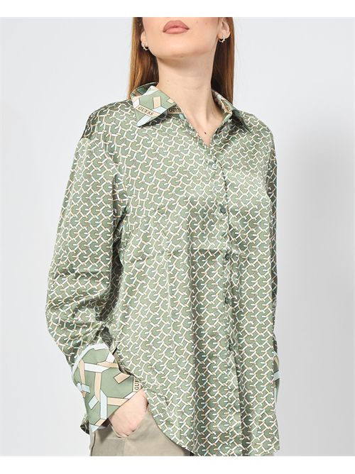 Camicia da donna Guess con logo all-over GUESS | W4YH47-WF1T2P8FS