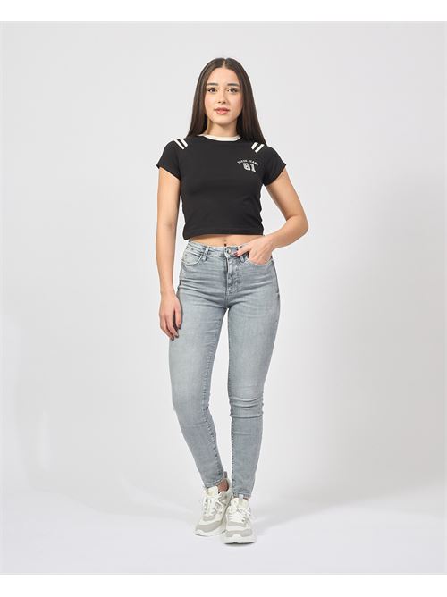 T-shirt cropped Guess con stampa<BR/>